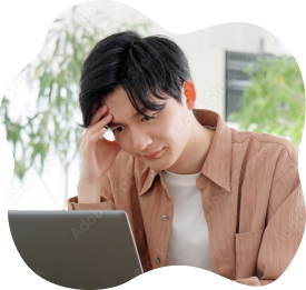 リモートワークで悩んでいる男性