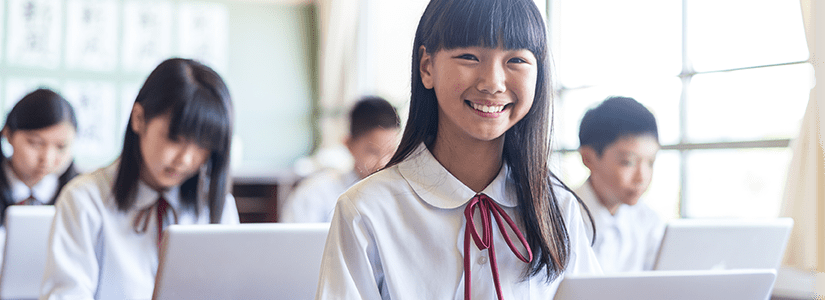 学生たちが教室でパソコンを使って学習している様子