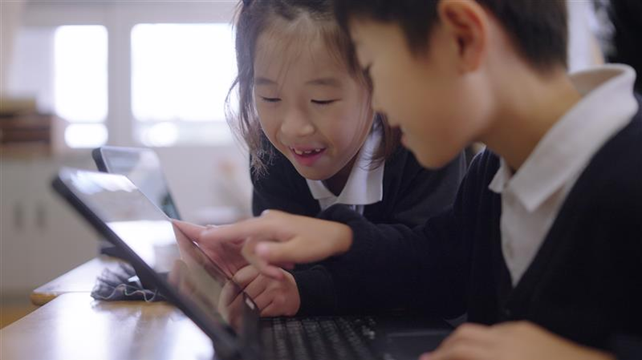 ノートパソコンで学習する子どもたち